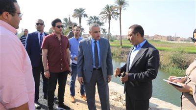 محافظ سوهاج يتفقد أعمال الرصف بطريق 