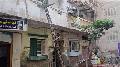 انهيار شرفة عقار قديم بالمنصورة بسبب سوء الطقس.. صور