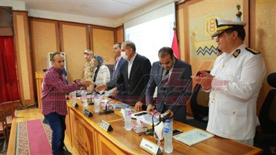 محافظ كفر الشيخ يكرم 17 عاملا للنظافة و14 مديرا منطقة نظافة