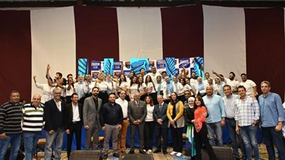 الزهور يكرم أبناءه المتفوقين في حفل فني رائع