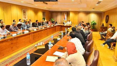 محافظ أسيوط يعقد الاجتماع الأسبوعي لمتابعة نسب تنفيذ مشروعات المبادرة الرئاسية حياة كريمة