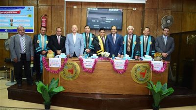 رئيس جامعة سوهاج يشهد مناقشة رسالة دكتوراه في تخصص الإدارة التعليمية بكلية التربية