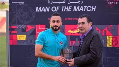 أحمد الشيخ يتوج بجائزة رجل مباراة غزل المحلة وأسوان