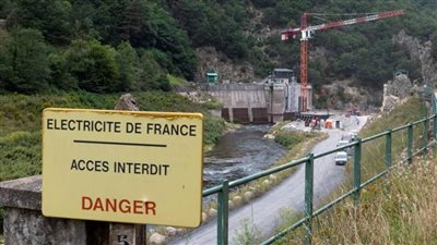 مواجهات عنيفة بين الشرطة الفرنسية ومحتجين بيئيين على بناء سد غرب البلاد