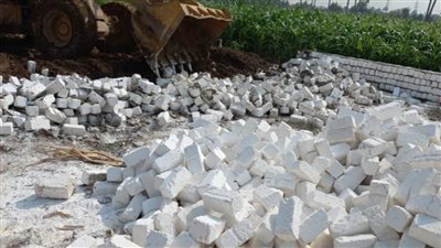 رفع أطنان القمامة  وإزالة مخالفات البناء في المهد بناصر وسمسطا