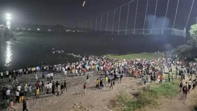 مصرع 40 شخصا إثر انهيار جسر معلق بالهند