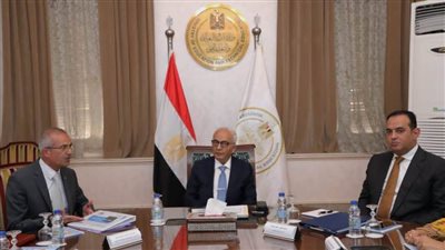 وزير التعليم يبحث مع رئيس مجلس إدارة مصنع الطائرات بـ