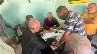 مستشار وزير الزراعة يتابع توزيع الأسمدة بالجمعيات الزراعية