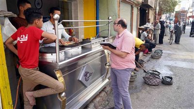 مياه سوهاج تستطلع آراء المواطنين بأخميم للتعرف على جودة الخدمات المقدمة 