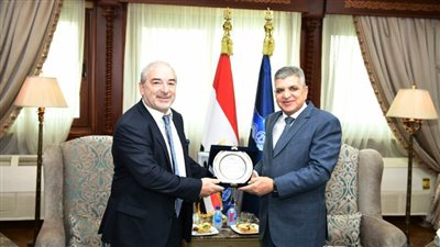 المكتب الأمريكي للملاحة يمنح رئيس هيئة قناة السويس وثيقة بانتخابه عضوًا بالمكتب