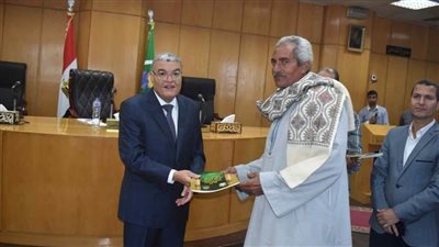 تسليم 56 عقدًا جديدًا لتقنين أوضاع أراضي أملاك الدولة بالمنيا 