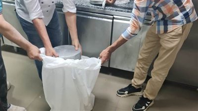 إعدام طن أغذية وعصائر غير صالحة للاستهلاك بالدقهلية 