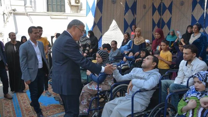 محافظ المنيا يسلم