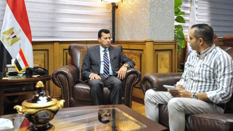 د. أشرف صبحى مع محرر