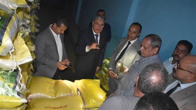 ضبط 40 طن سلع غذائية محتكرة داخل مخزنين بالمنيا 