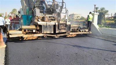 رصف الطريق الصحراوي الغربي بين مركزي ديرمواس وملوي 