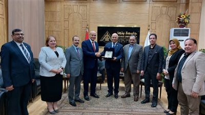 رئيس جامعة بنها يكرم المشرف على قطاع خدمة المجتمع وتنمية البيئة