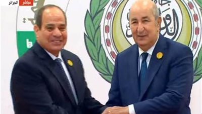 الرئيس السيسي يتوسط صورة تذكارية للقادة العرب قبيل انطلاق أعمال القمة العربية بالجزائر