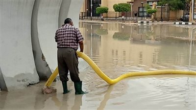 بالصور.. تصريف مياه الأمطار من الشوارع والميادين بشمال سيناء