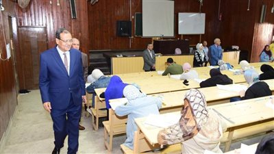 رئيس جامعة سوهاج يتفقد أعمال امتحانات الفرقة السادسة لطلاب الطب البشري
