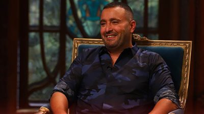 أحمد السقا يتحدث عن تجربته الفنية في جلسة حوارية بمعرض الشارقة للكتاب