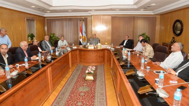 محافظ أسيوط يجتمع