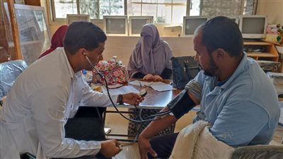 جامعة المنيا.. توقيع الكشف الطبي على 465 شخصا في قافلة لقرية عطف حيدر 