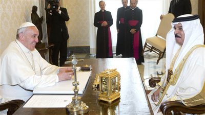 ملك البحرين يستقبل بابا الفاتيكان بقصر الصخير
