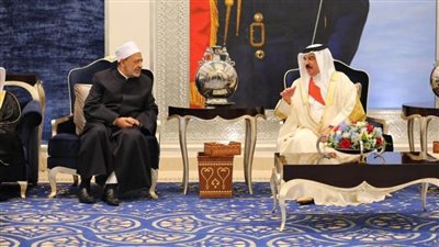 ملك البحرين يستقبل شيخ الأزهر في مطار قاعدة الصخير الجوية