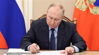 بوتين يصدر مرسوما بصرف 195 ألف روبل إضافية للعسكريين طباعة