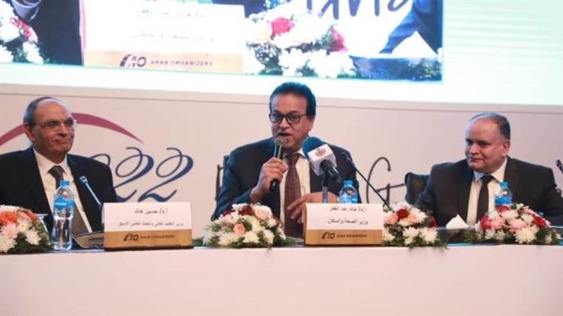 وزير الصحة في مؤتمر