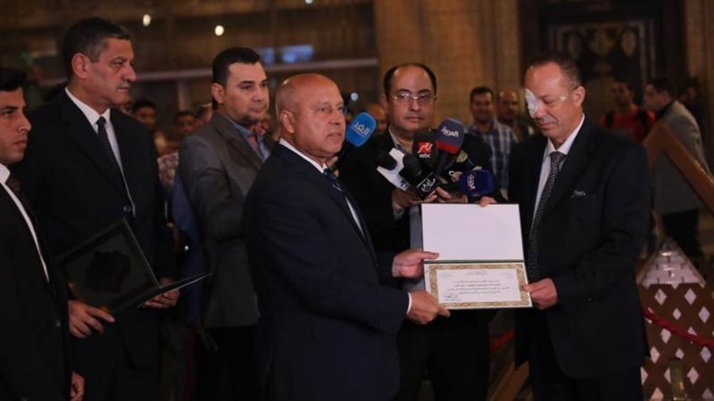 وزير النقل خلال تكريمه