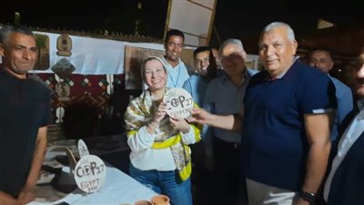 وزيرة البيئة ومحافظ الوادي الجديد يتفقدان تجهيزات معرض المحافظة المُشارك بقمة المُناخ