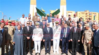 ضع إكليل الزهور على النصب التذكاري احتفالًا بالعيد القومي لكفر الشيخ