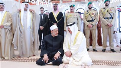 شيخ الأزهر يؤدي صلاة الجمعة مع ملك البحرين بجامع قصر الصخير