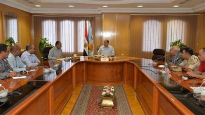 محافظ أسيوط يناقش إجراءات إنشاء محطات مشروع الخط الثاني من القطار الكهربائي السريع