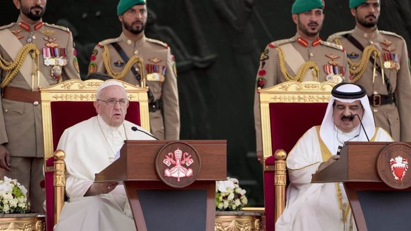 ملك البحرين وبابا