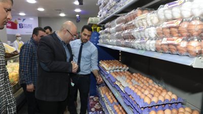 محافظ بني سويف يتفقد المحال والسلاسل التجارية للإطمئنان على توافر السلع