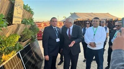 وزير التنمية المحلية ومحافظ الوادي الجديد يتفقدان جناح الوادي الجديد بالمنطقة الخضراء