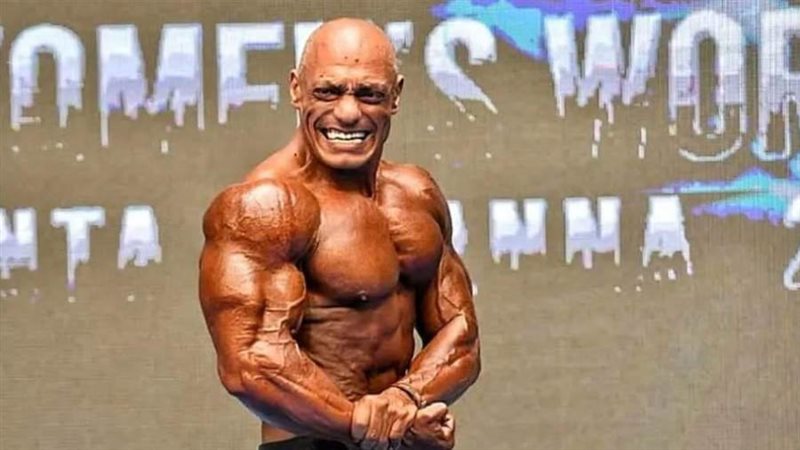 الحديدي يهدي ميدالية