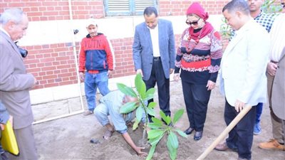 نائب رئيس جامعة أسيوط تشارك في غرس الأشجار بكلية الآداب