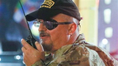 زعيم جماعة أمريكية يمينية متطرفة ينفي تهمة التخطيط لاقتحام مبنى الكونجرس لمنع تنصيب بايدن