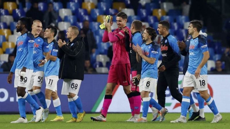 لاعبي نابولي يحيون