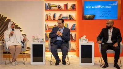 كُتّاب وروائيون: 