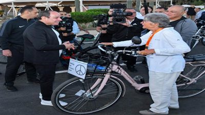 أثناء جولته بالدراجة الهوائية.. الرئيس السيسي يلتقي مع سويدية قطعت رحلة 4 شهور بدراجتها للمشاركة في مؤتمر المناخ