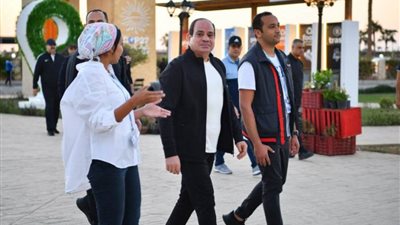 بالفيديو.. الرئيس السيسي يتفقد المنطقة الخضراء ويشارك أعضاء اللجنة المنظمة في ماراثون للدراجات