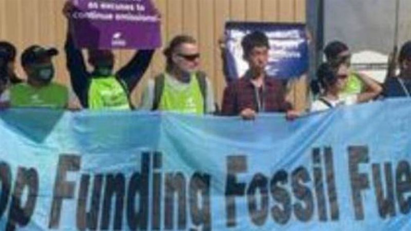 نشطاء يحتجون