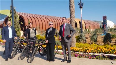 وزيرة البيئة تسلم الفائزين  بمسابقة