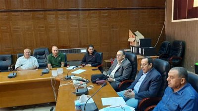 محافظ شمال سيناء يتابع عمل غرفة العمليات الرئيسية بالمحافظة