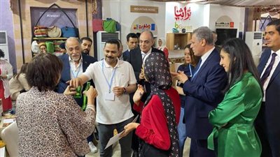 ممثل الأغلبية البرلمانية يتفقد معرض تراثنا للحرف اليدوية بشرم الشيخ